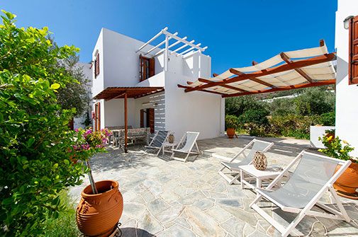 The yard in the Blue Fish rooms in Sifnos