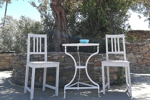 Space in the yard of Blue Fish in Sifnos