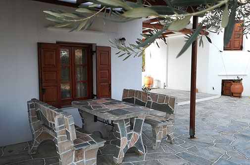 The garden in the Blue Fish rooms in Sifnos