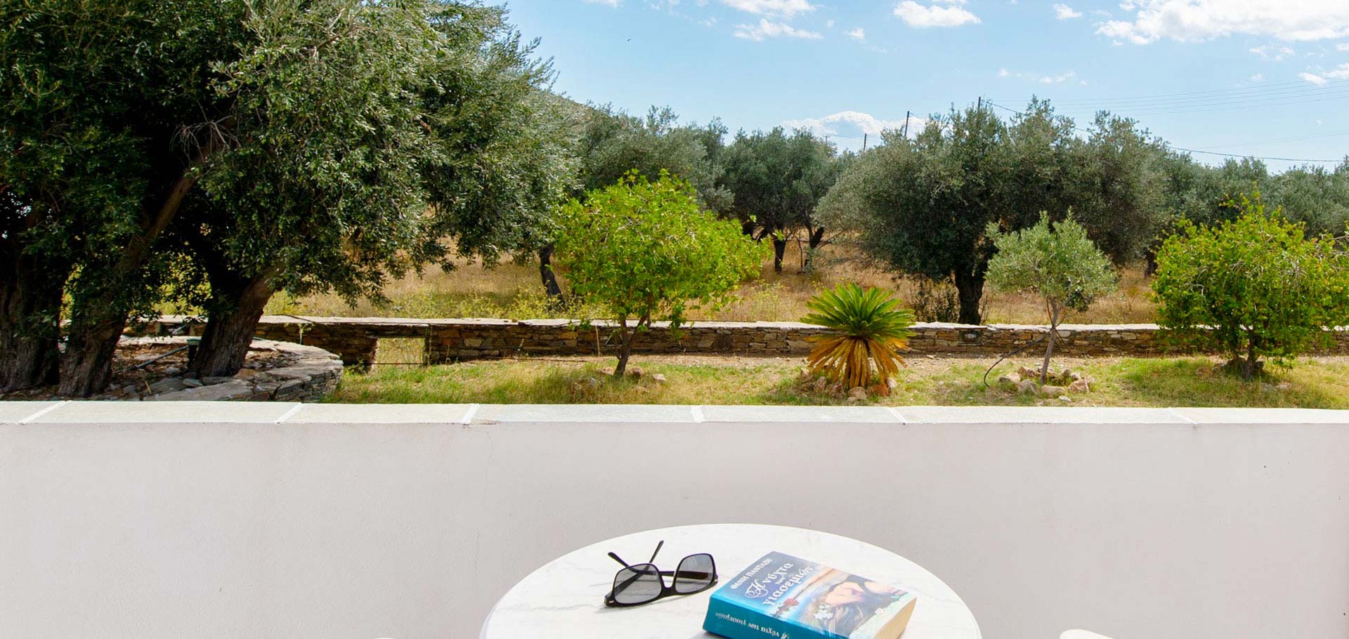 Une véranda avec vue sur le jardin