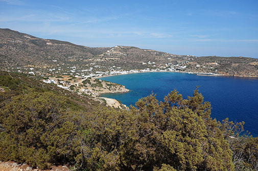 La baie de Platys Gialos à Sifnos