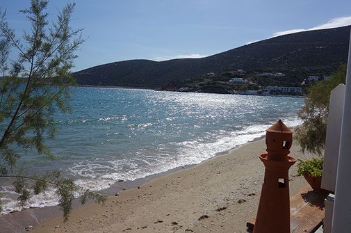 La baie de Platys Gialos à Sifnos