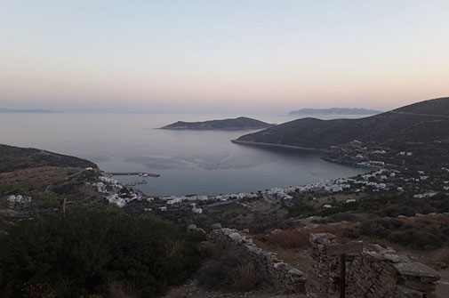 La baie de Platys Gialos à Sifnos