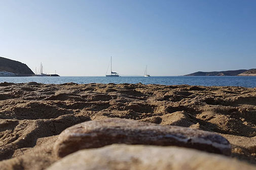 La plage de Platys Gialos à Sifnos