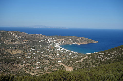 Ο κόλπος του Πλατύ Γιαλού στη Σίφνο